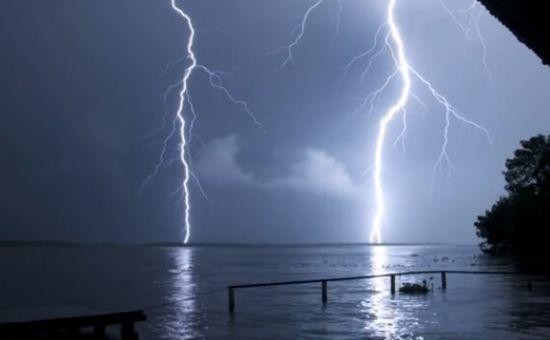 世界上最惊险的村庄，1小时发生雷击280次，竟成了游客的观赏之地