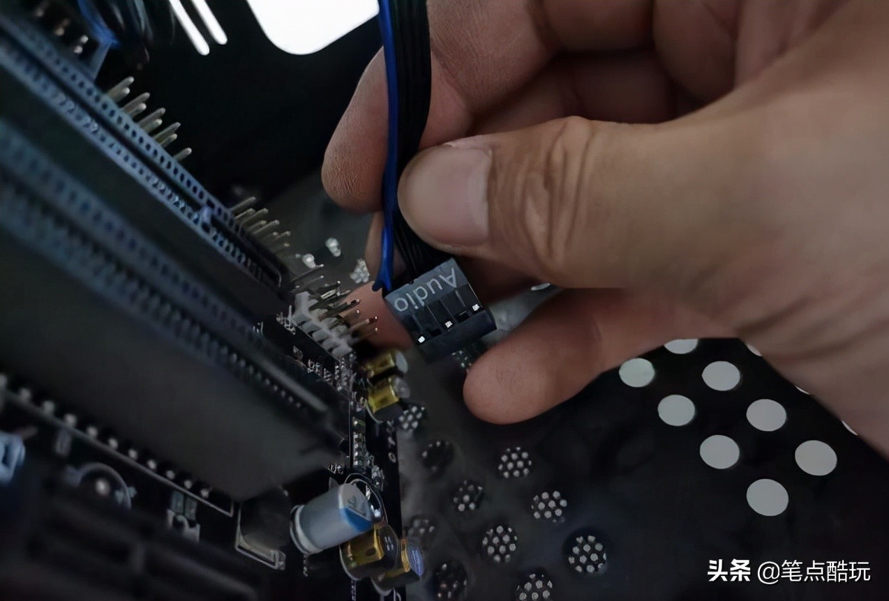 主机耳机孔没声音(电脑没有声音的3个解决方法)