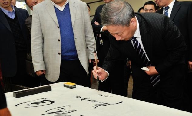 中国狂人严介和:娶学生、推平700座山,儿子接下千亿帝国