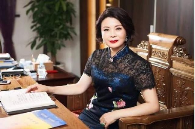 中国狂人严介和:娶学生、推平700座山,儿子接下千亿帝国