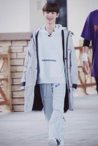 黄明昊身高180cm是认真的?穿白色套装亮相,像150cm!