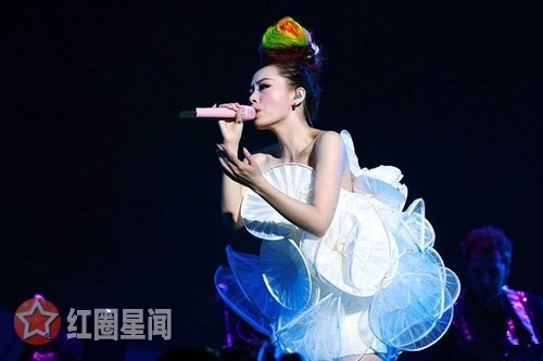 张靓颖间歇性失聪落泪 歌手为什么大多都患有间歇性失聪