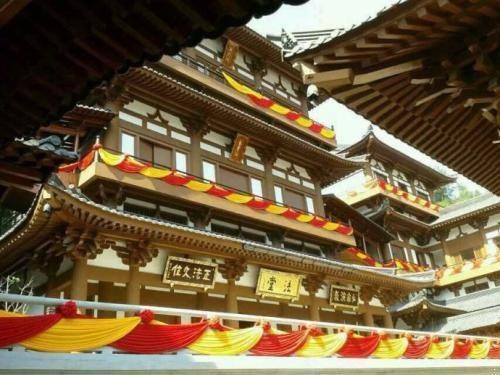 浙江最“舒服”的寺庙, 殿堂铺地暖不怕冷, 天花板装饰品还是黄金