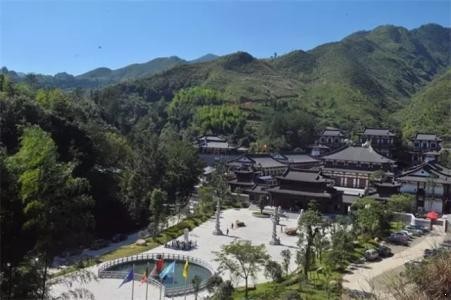 浙江最“舒服”的寺庙, 殿堂铺地暖不怕冷, 天花板装饰品还是黄金