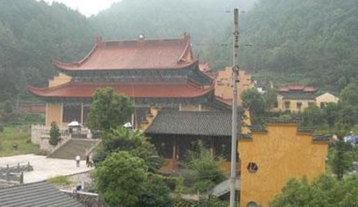 浙江最“舒服”的寺庙, 殿堂铺地暖不怕冷, 天花板装饰品还是黄金