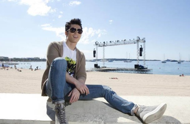 窦骁是谁旗下的艺人 第一部戏就合作张艺谋起点很高