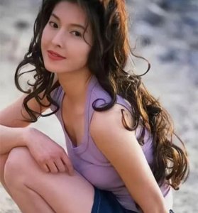 港星李婉华女儿晒男友,18 岁的她气质不输妈妈