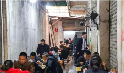 ​最牛“苍蝇馆子”建在公厕边，一卖就是20多年，食客：只卖3道菜