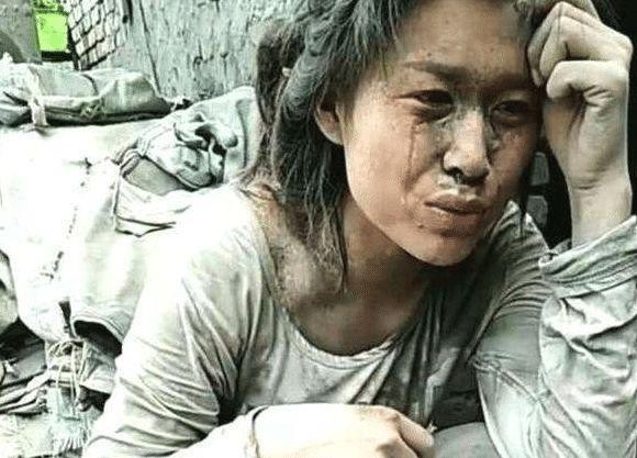 “水泥姐”真实身份曝光,被新华网点名批评:你忽悠人的样子真丑