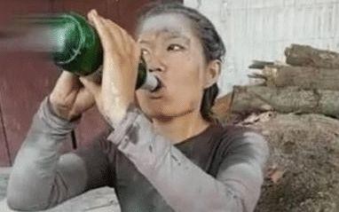 “水泥姐”真实身份曝光,被新华网点名批评:你忽悠人的样子真丑