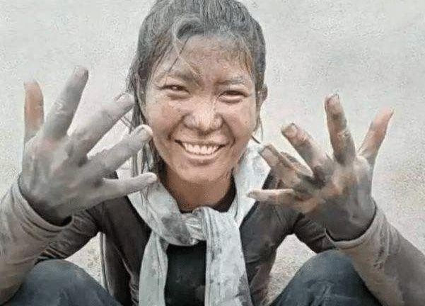 “水泥姐”真实身份曝光,被新华网点名批评:你忽悠人的样子真丑