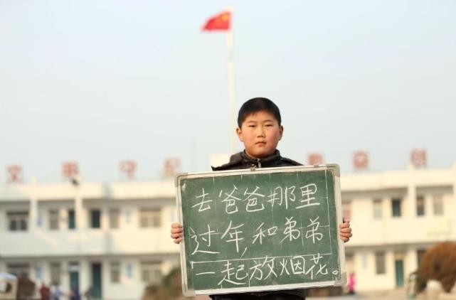 8张留守儿童的照片,他们的愿望很简单,每一个都触动我们的心