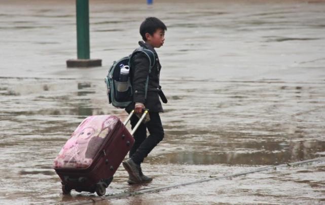 8张留守儿童的照片,他们的愿望很简单,每一个都触动我们的心