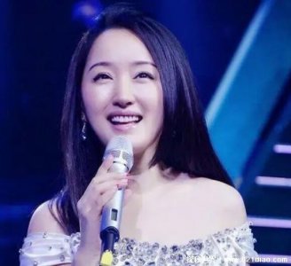 49岁杨钰莹和鲍国安结婚,实际与其子鲍毅传出绯闻(都是假的)