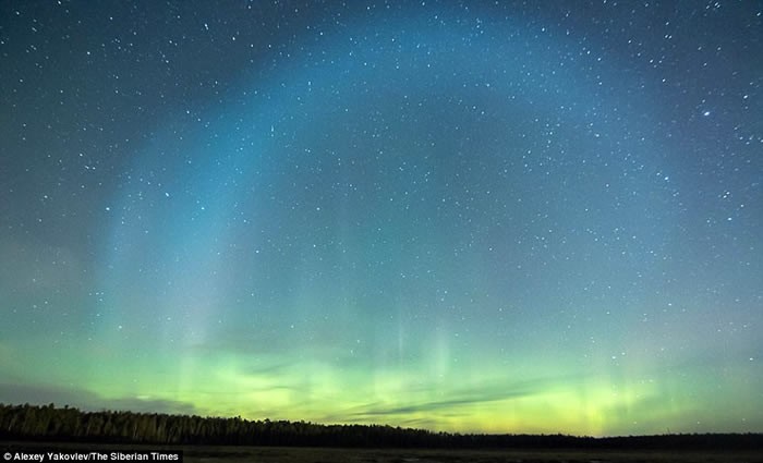 俄罗斯西伯利亚夜空出现UFO白光 疑为发射弹道导弹所致