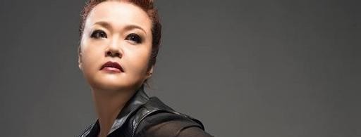 她是“漂洋过海来看你”的原唱, 而后放弃事业照顾两个孩子!