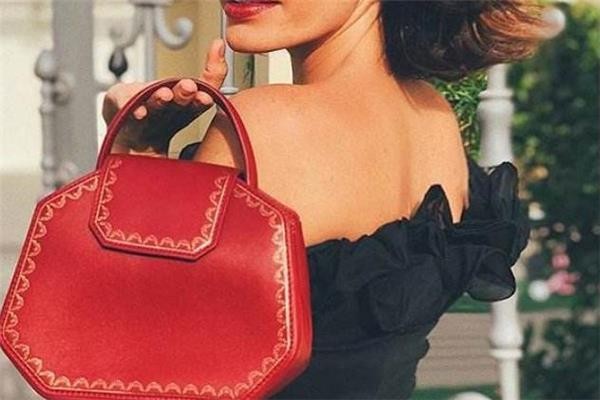 卡地亚珠宝盒包包多少钱 卡地亚全新首饰盒包包