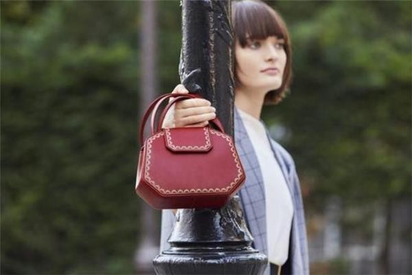 卡地亚珠宝盒包包多少钱 卡地亚全新首饰盒包包