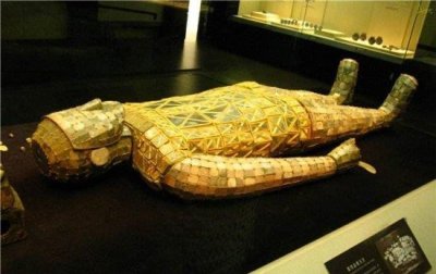 ​金缕玉衣封住尸体的精气，为了让死去的人身体不腐烂