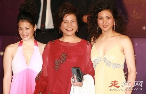 郑佩佩女儿惨死怎么回事 三女儿都活得好好的