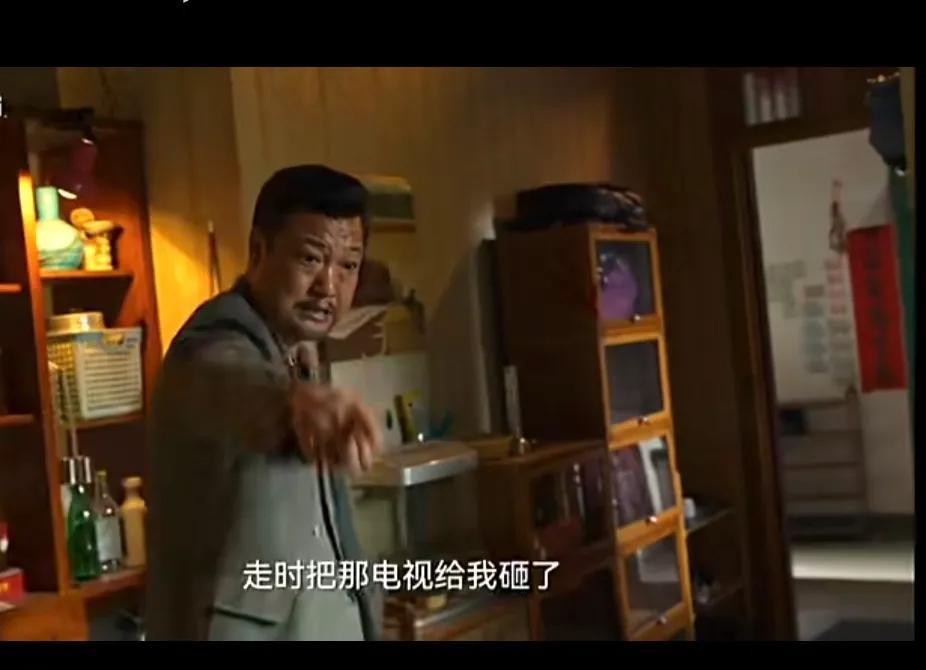 《狂飙》中徐江扮演者贾冰让沉重戏多了些轻快