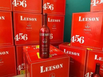 ​酒席上红酒(酒席红酒放几瓶)