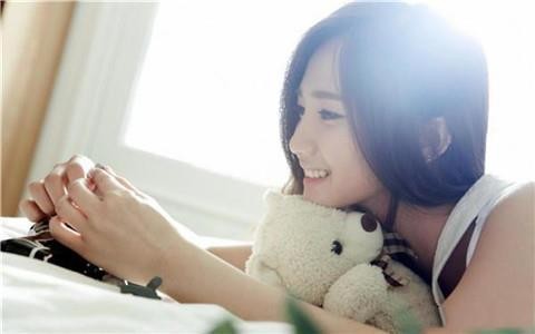 女生问干嘛送我礼物,怎么高情商回答