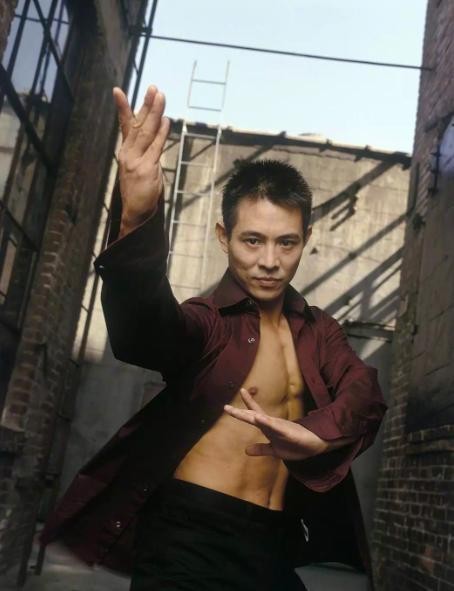 55岁李连杰变成这样了?近日现身光头驼背显苍老,弱不禁风似老伯