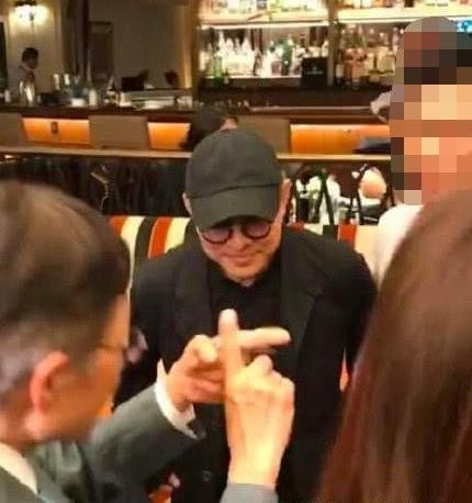 55岁李连杰变成这样了?近日现身光头驼背显苍老,弱不禁风似老伯