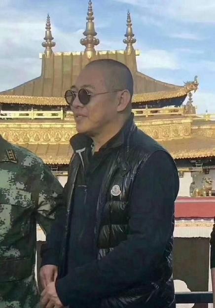 55岁李连杰变成这样了?近日现身光头驼背显苍老,弱不禁风似老伯