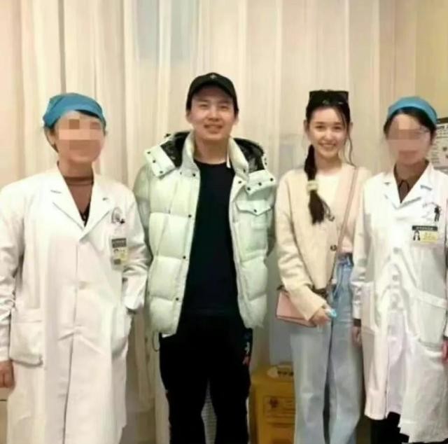 郭麒麟当街亲吻(郭麒麟与一女子街头接吻)(4)