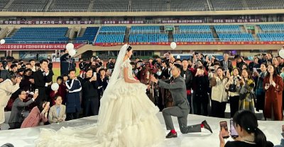 王春雨个人资料(恭喜!中国26岁田径名将出嫁,体育场办婚礼太浪漫,男友单膝