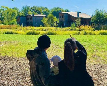 周杰伦晒一家游玩照,和昆凌怀抱三女儿画面温馨