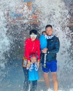 胡杏儿在家为大儿子庆祝 5 岁生日 一家五口开心拍全家福