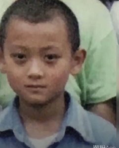 黄子韬幼儿园照片曝光 网友笑称真是从小自带黑眼圈