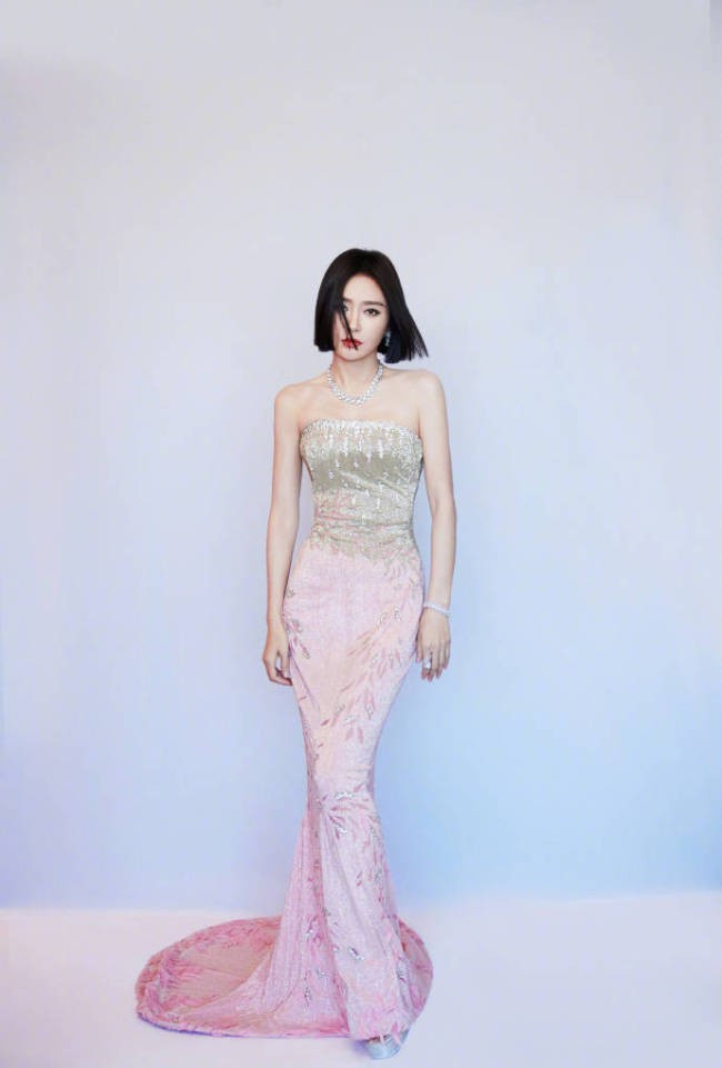 秦岚穿渐变钻石鱼尾裙 秀香肩好身材吸睛