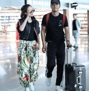 程莉莎和丈夫郭晓东机场疯狂秀恩爱 甜死人