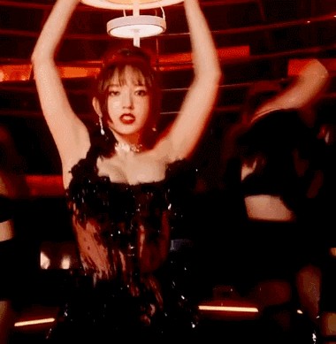 95后小花程潇宣传新歌火辣写真,脸蛋精致似洋娃娃