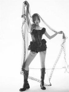 95后小花程潇宣传新歌火辣写真,脸蛋精致似洋娃娃