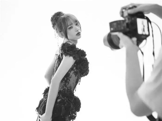 95后小花程潇宣传新歌火辣写真,脸蛋精致似洋娃娃