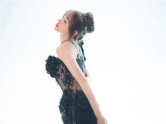 95后小花程潇宣传新歌火辣写真,脸蛋精致似洋娃娃