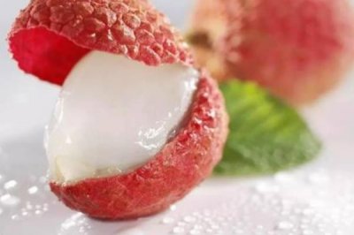 ​荔枝是热性的仍旧凉性的?吃多了轻易上火_属温性生果