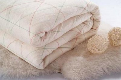 ​棉被内里有乌色颗粒:纯粹棉花乳白色，机油味是乌心棉