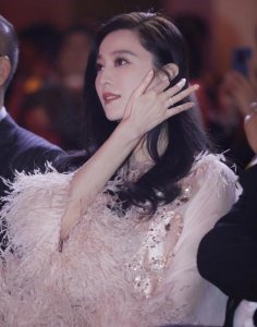 范冰冰再获公益大奖 妆容精致气质绝然惊艳全场