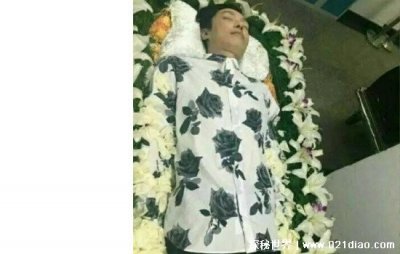 ​乔任梁手臂去哪里了，手臂浮肿被其父拿花挡住了(并没有被割掉)