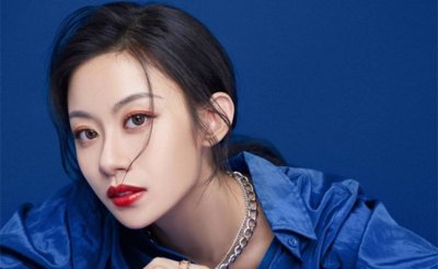 伍珂玥央视春晚 小年夜献唱歌曲观众热情挥舞荧光棒