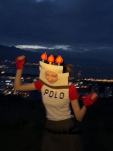 宋妍霏晒 27 岁生日随拍 花海中变身辣妹性感甜美