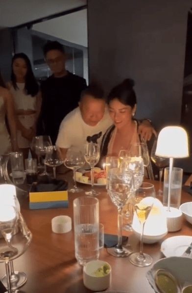 曾志伟献吻嫩模 女儿曾宝仪:不认识 但真的很漂亮