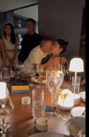 曾志伟献吻嫩模 女儿曾宝仪:不认识 但真的很漂亮