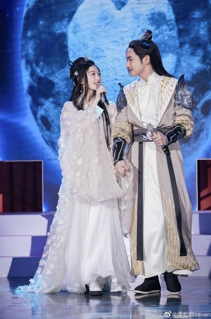 谭松韵晒景甜张彬彬合照,发出灵魂质问:“今晚你想和谁一起看月亮爬上来?”